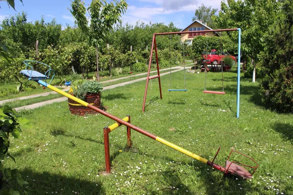 Ljuljaška u dvorištu