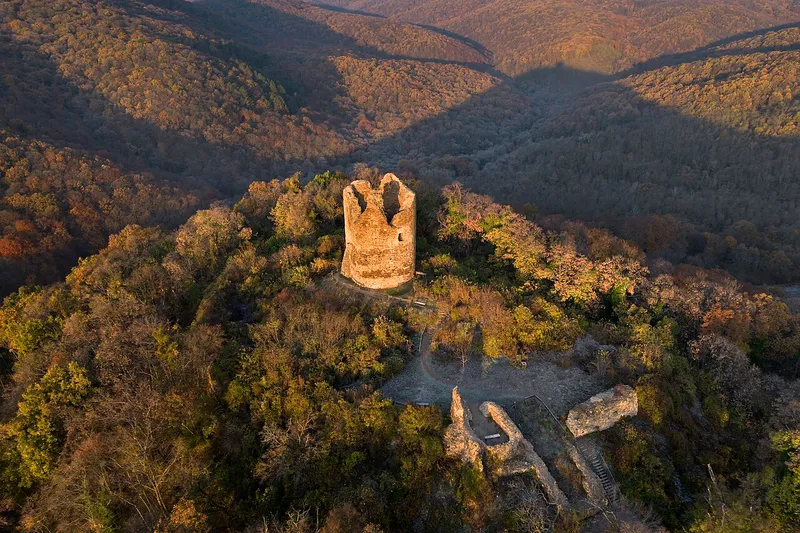 Vrdnička kula i njena senka